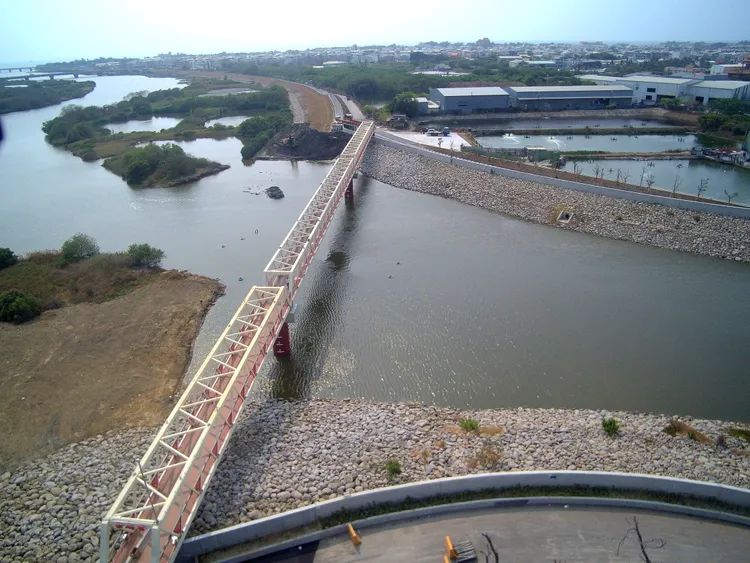 鯽魚橋橫跨三爺溪，隨河道拓寬進行改建，延伸橋體。水利局提供
