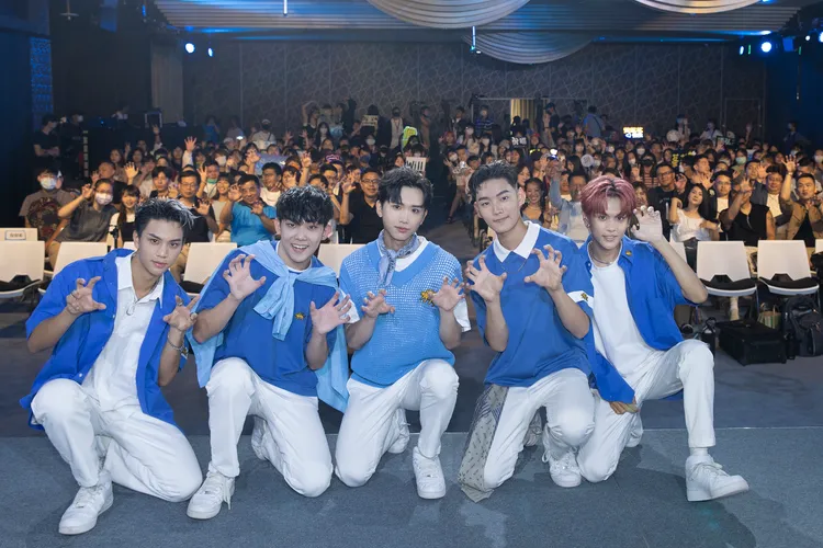 源少年與粉絲開心合影,左起李秉諭、林毓家、黃莑茗、須弘道、盧佾暘。老虎牙子提供