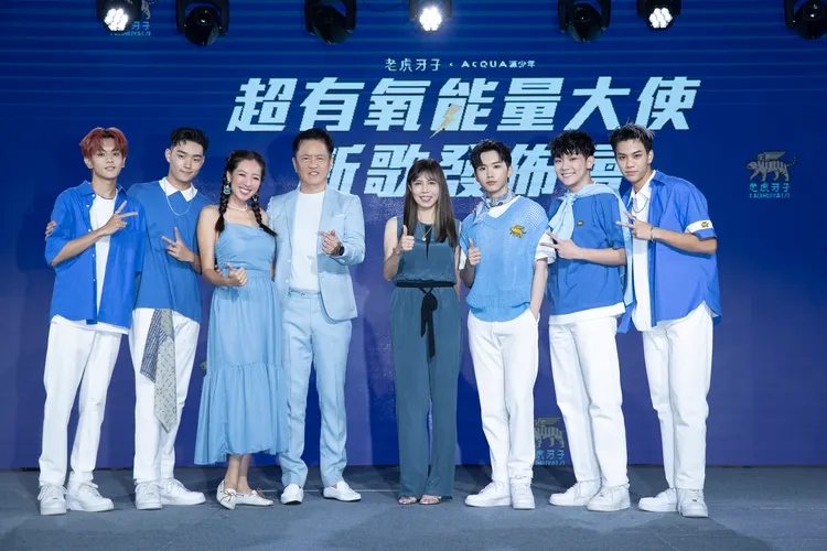 源少年與老虎牙子董事長林志隆（左三）、老虎牙子執行董事-劉伊心（左二）、種子音樂總經理楊淙媚一起合影。老虎牙子提供