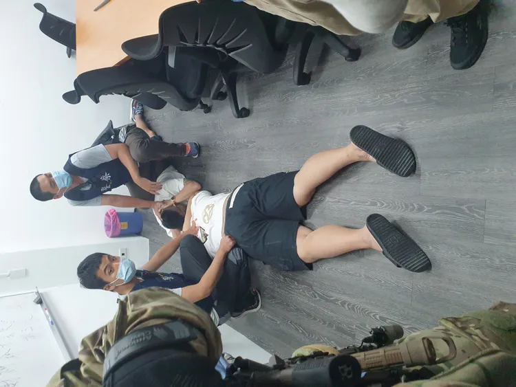 警方壓制嫌犯。翻攝畫面