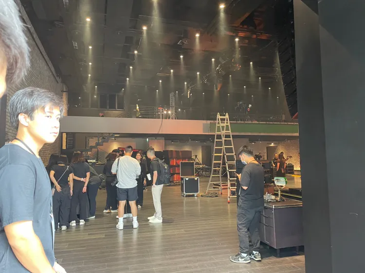 演唱會場內工作人員忙布置。彭欣偉攝