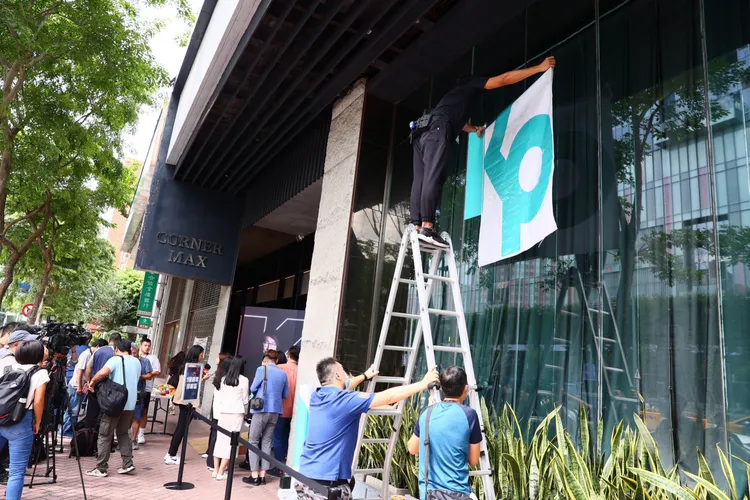 活動場外一早布置。彭欣偉攝