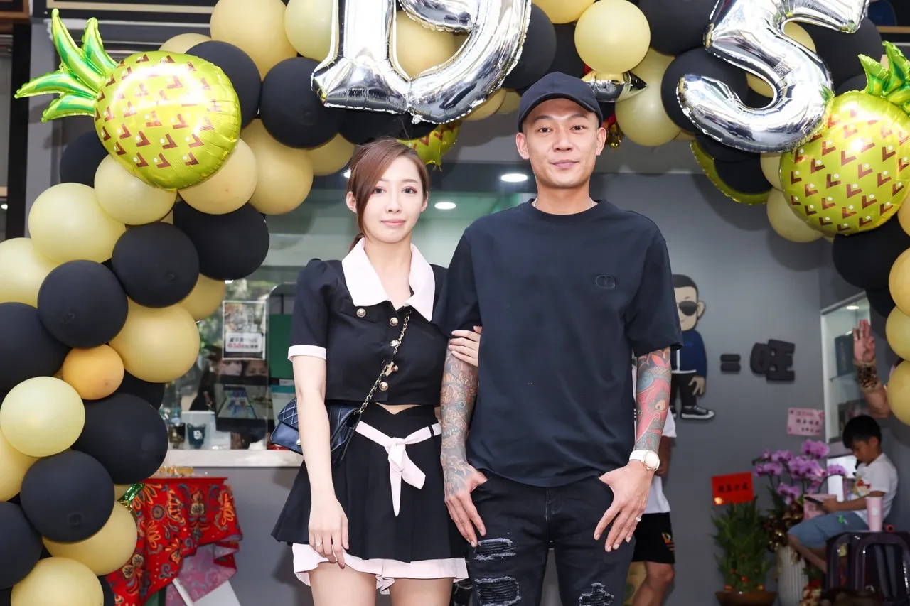 鳳梨(右)和歐菈交往3年多。彭欣偉攝