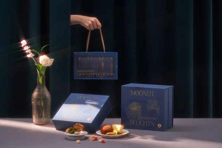 沐月新花精選餅乾禮盒（手提）650元 由三罐人氣餅乾組成，包含抹茶、巧克力、楓糖、蜂蜜的擠花餅乾和原味、巧克力跟抹茶口味的布列塔尼酥餅。業者提供