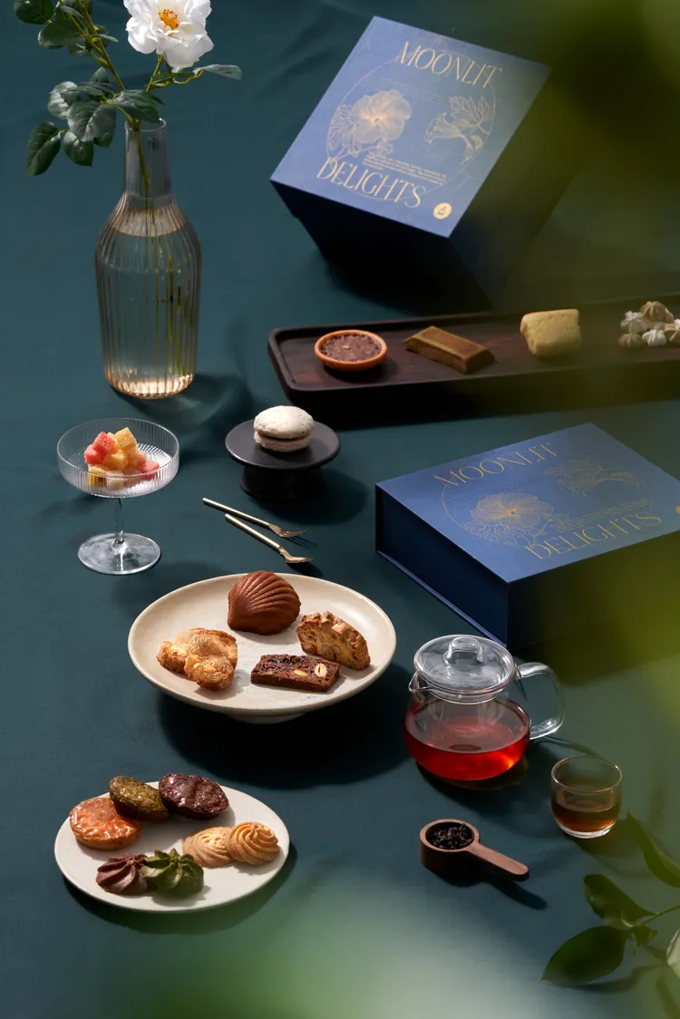 沐月新花中秋甜點禮盒雙層頂級款2250元，19種甜點包括榛果橘丁巧克力塔、芝麻夾心蛋糕、柚子蛋白餅都是主廚推薦的經典之作。業者提供