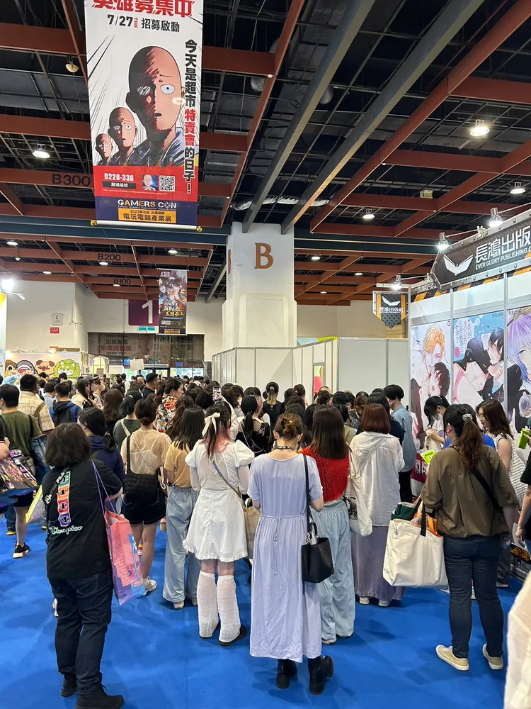 不少粉絲沒擠進前200名，在場外等候，希望能一睹偶像風采。讀者提供