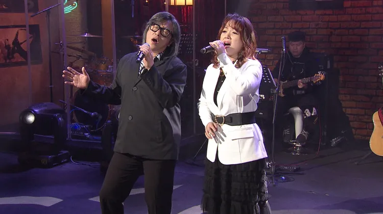 施文彬（左）和秀蘭瑪雅合唱。年代提供