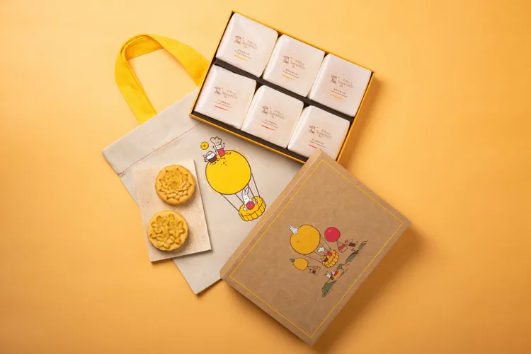 《微熱山丘》推出「水果月餅禮盒」，內含經典口味「鳳梨奶黃月餅」及「紅玉蘋果月餅」。《微熱山丘》提供