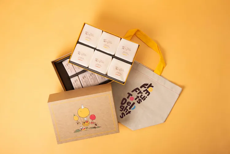 《微熱山丘》「中秋雙層禮盒」擁有島嶼豐收意象，用「厚禮數」款待每一位重要的人。《微熱山丘》提供