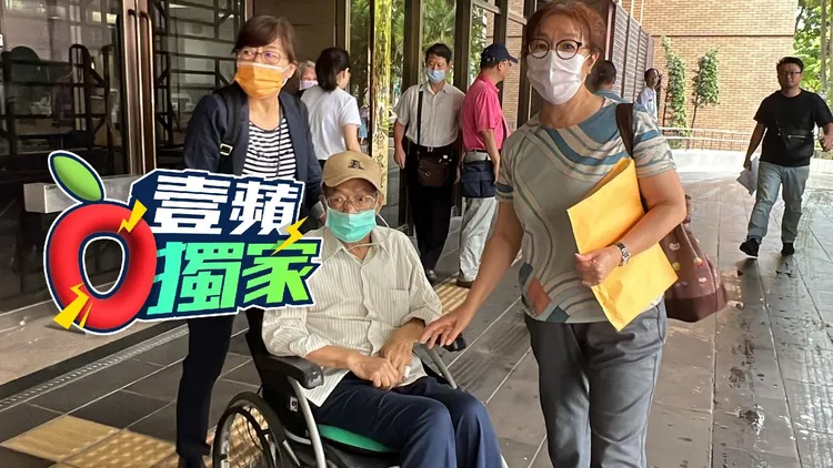 少龍徐浩城由2名婦人推輪椅離開法院。陳彩玲攝