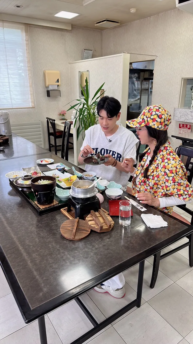 陳美鳳（右）和小鹿大啖青森美食。民視提供