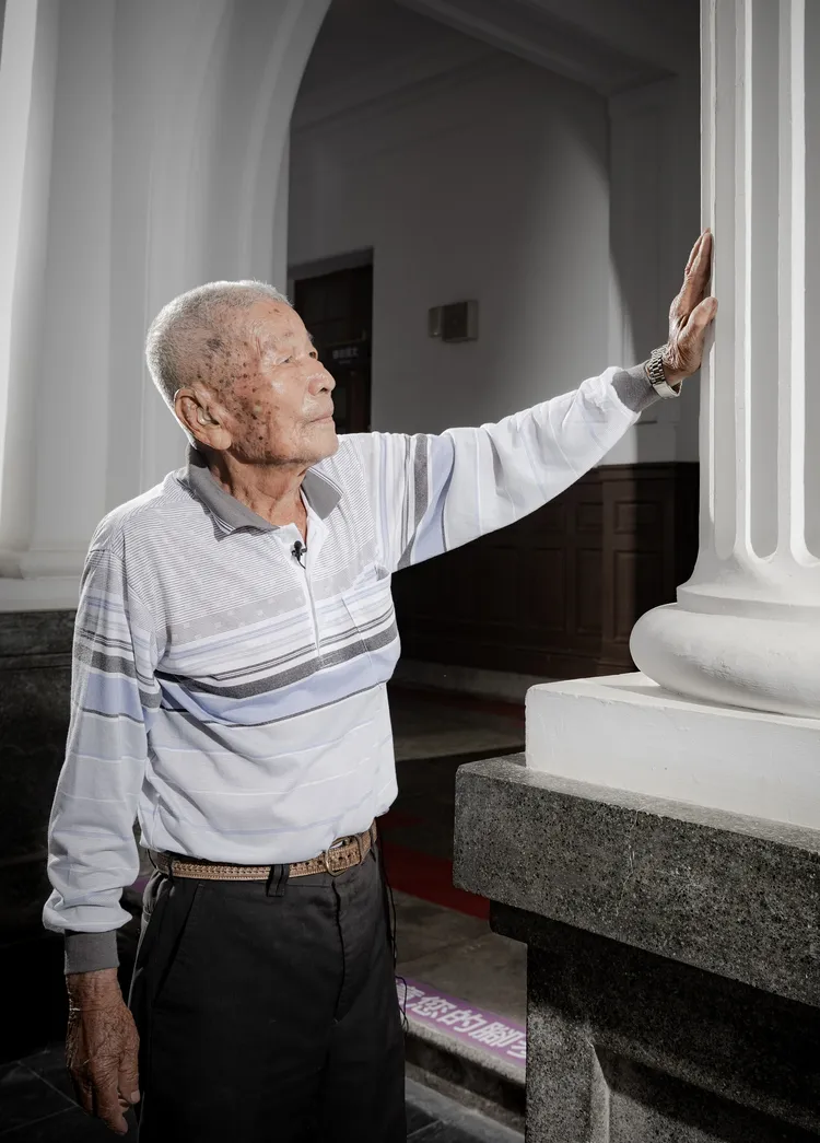 蘇清良講解粉刷工法。文化部提供