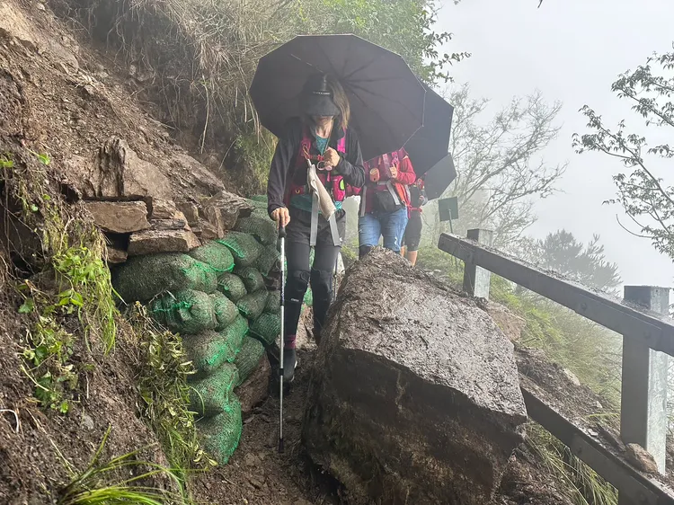 排雲山莊人員帶領原住民協同計畫人員完成搶通工作，暫時可供山友進出。翻攝玉管處臉書