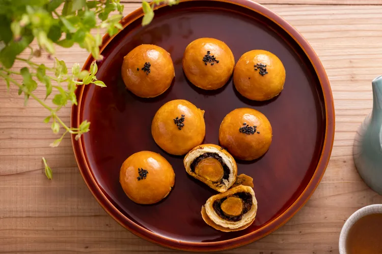 香草和三盆蛋黃酥2.0版餅皮以無水奶油製作、層次分明細緻，奶油紅豆和棗泥紅豆餡調入和三盆糖，甜味更加高雅。後媽家提供