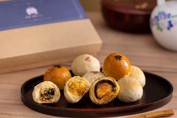 月光寶盒包含和三盆蛋黃酥的鹹甜韻味、古早味滷肉豆椪的鮮香和月圓酥兒的豐潤一次嚐盡，三種口味大大滿足。後媽家提供