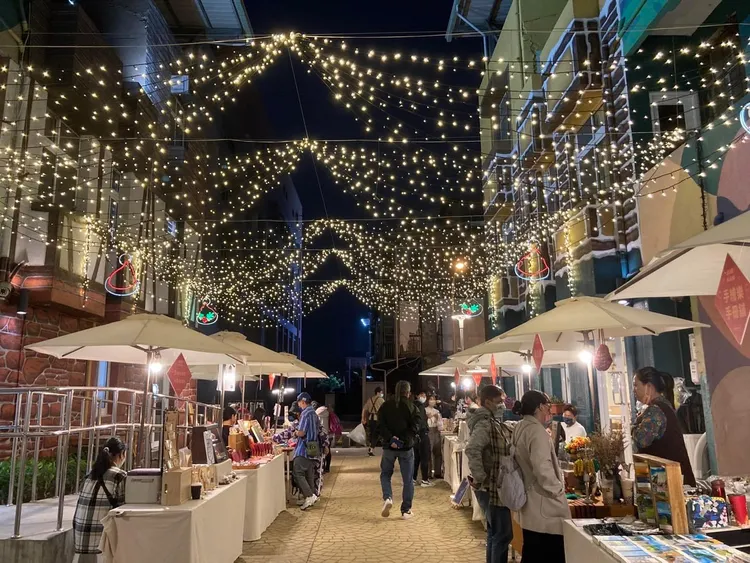 7月起至112年年底每月第一週星期六、日，屏東勞青處在林務局的舊宿舍群推出「好屏友集市」。翻攝畫面