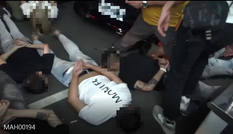 檢警展開圍捕明仁會暴力幫眾，現場壓制逮捕。翻攝畫面