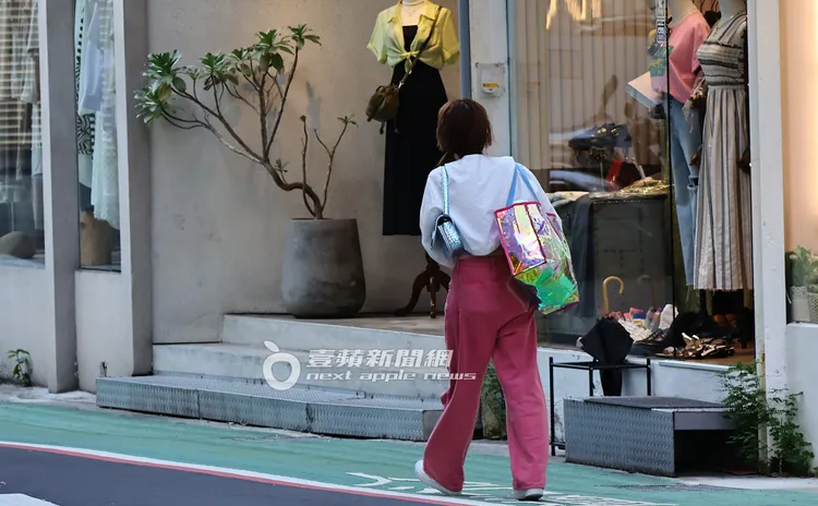 林襄背著1大袋隨身物品，獨自在東區商圈逛街。特勤中心攝