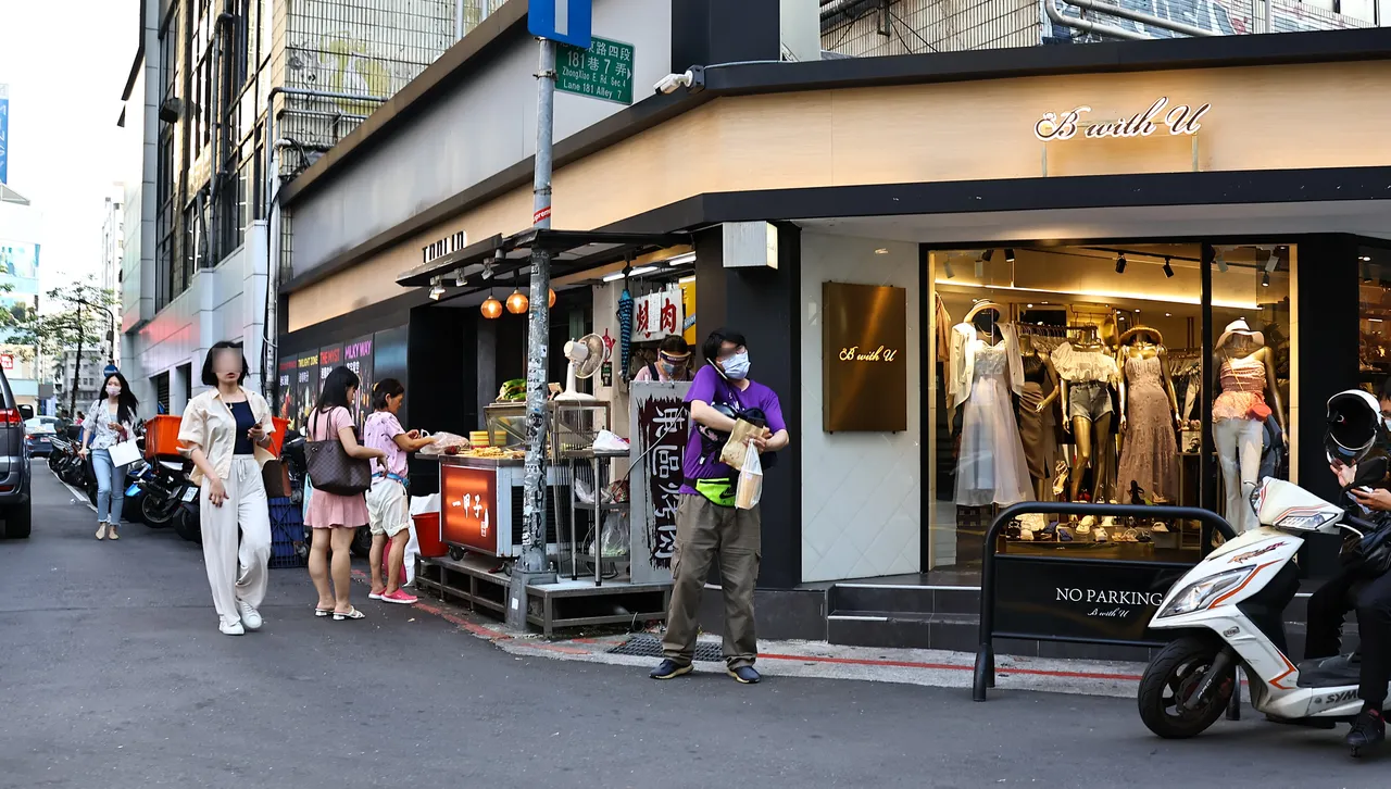 跟隨林襄近1公里的男子(中),持續站在路口,目送林襄上警車離開,食髓知味久久無法自己。特勤中心攝