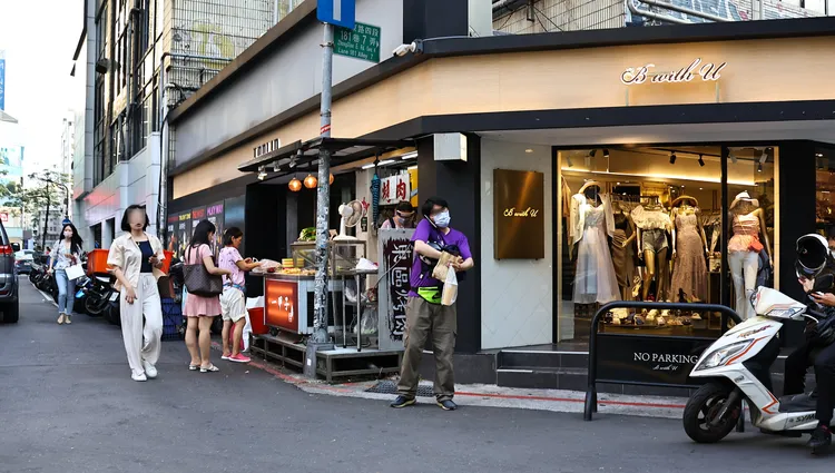 跟隨林襄近1公里的男子（中），持續站在路口，目送林襄上警車離開，食髓知味久久無法自己。特勤中心攝