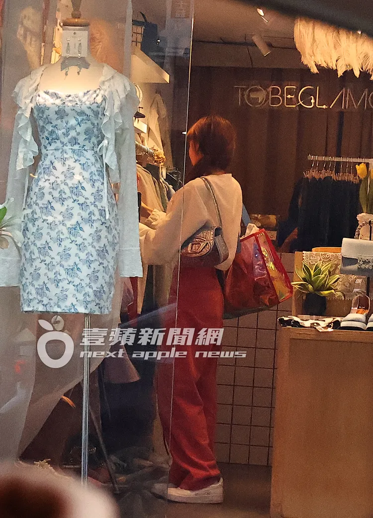 林襄繼續在少女服飾店逛街挑選。特勤中心攝