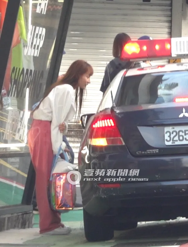 瘋狂粉絲自作主張幫林襄報警，警察請她上車，護送她離開粉絲視線。特勤中心攝
