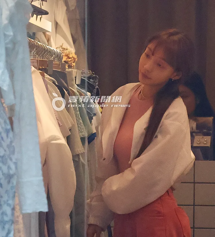 瘋狂粉絲在服飾店外持續站崗，林襄心情絲毫不受影響。特勤中心攝