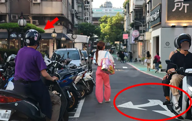 林襄舞蹈課結束，搭車到東區逛街，1名狂粉騎車逆向（箭頭、紅圈處）險些與順向機車相撞。特勤中心攝