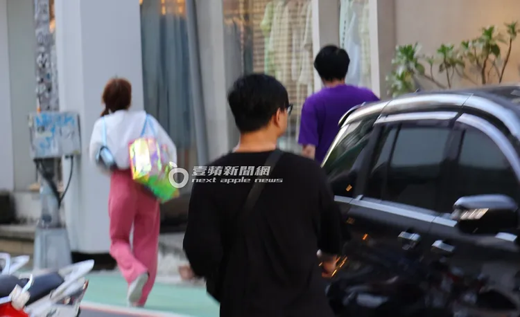 男粉絲（右）逆向停好機車後，小跑步跟在林襄後頭尾隨。特勤中心攝