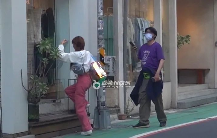 林襄（左）走進少女服飾店前，被狂粉壓哨攔截成功，終於要到女神自拍合照。特勤中心攝