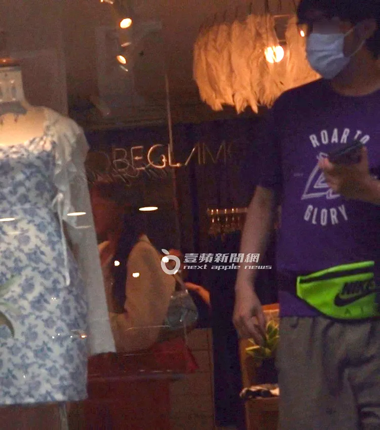 狂粉要到跟林襄的合照後，仍然繼續站在門口守護女神。特勤中心攝