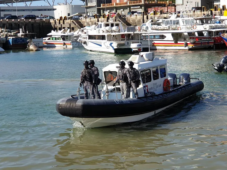 特勤人員以優勢人力5員強力登檢並押返南竿福澳港。翻攝畫面