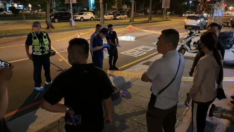 死者墜落馬路上慘死，警方封鎖現場採證。翻攝記者爆料網