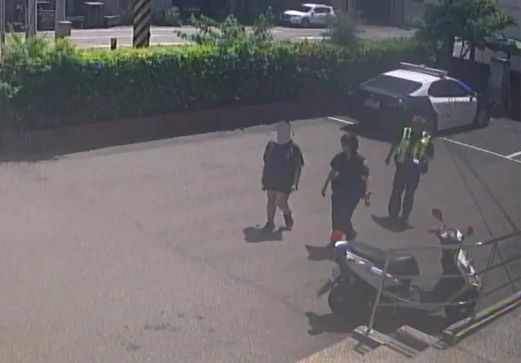 警方將婦人帶回派出所。楊梅警分局提供