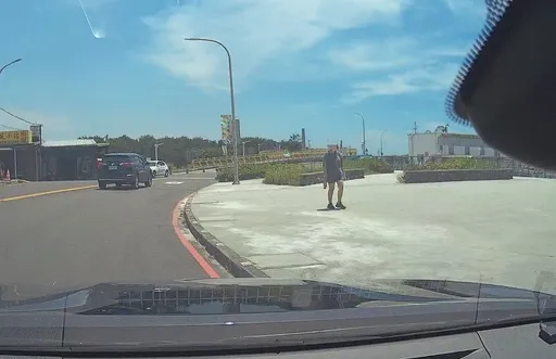 憂鬱婦徘徊漁港拒接家人手機 暖警手機定位尋獲勸回家