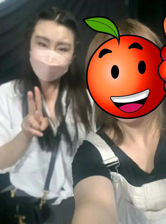 王祖賢（左）與粉絲合照，沒有使用美顏功能。翻攝多倫多美容化妝師Naomi的小紅書