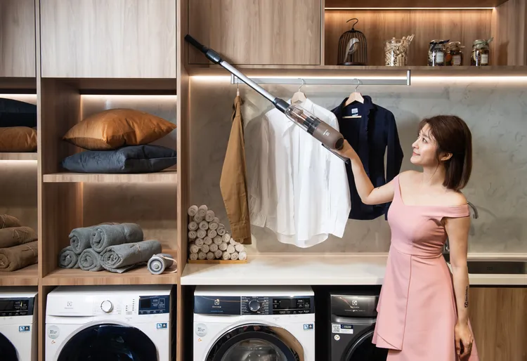 伊萊克斯極適家居700 輕量無線濕拖吸塵器，1.9kg輕量化設計使吸塵、濕拖更加輕巧，機身符合人體工學設計，高處清潔也不費力。伊萊克斯提供