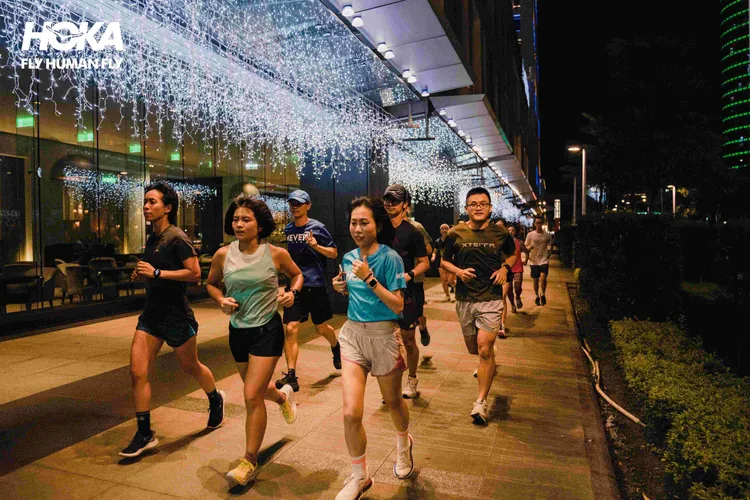 HOKA RUN CLUB系列跑聚活動，於每周二晚間以主題課程號召跑友一起享受City-Run的快樂。HOKA提供