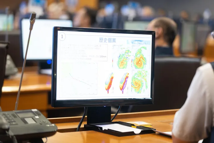 蔣萬安到災防中心聽取最新防災報告。翻攝蔣萬安臉書