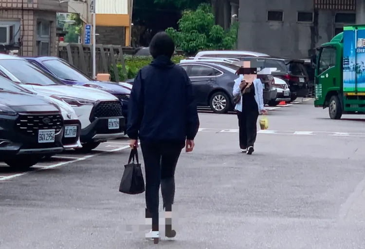 季婦女兒(黑衣)日前出庭為母親求情。丁牧群攝
