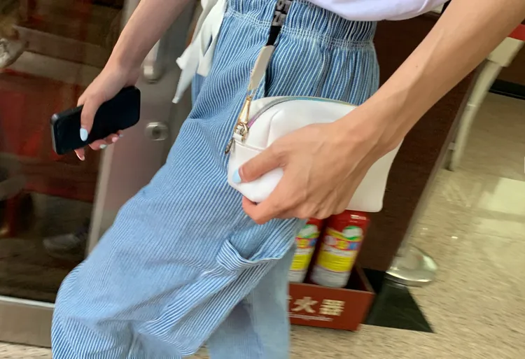 網紅小玉今到高院出庭，背著小包、彩繪指甲引人注目。