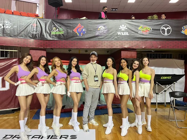 李進良（中）投資的「LuxyGirls」 擔任代表隊啦啦隊 。 LuxyGirls提供