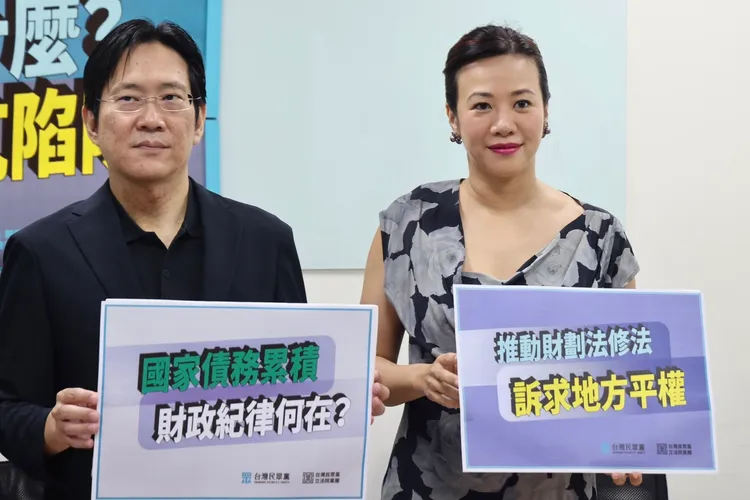 張其祿批民進黨政府將龐大債務留給子孫。林林攝