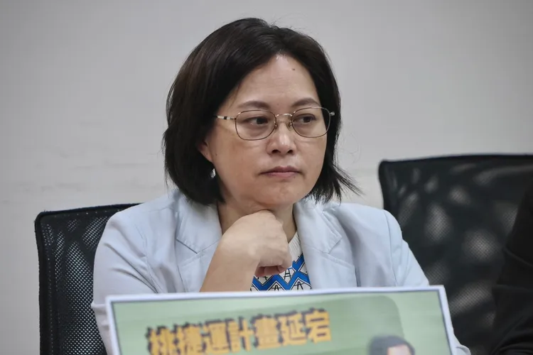 賴香伶批鄭文燦用數據掩蓋時則飆升的自償性債務。林林攝