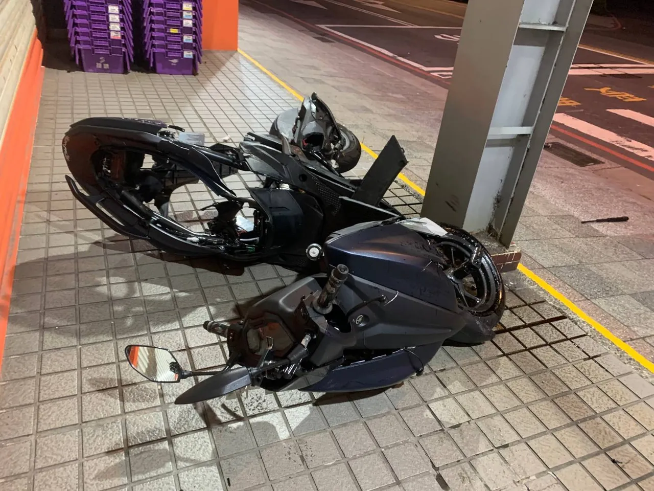 被撞的機車。桃園警分局提供