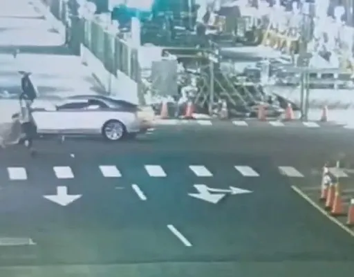 左轉車未減速禮讓　撞直行機車釀2人傷