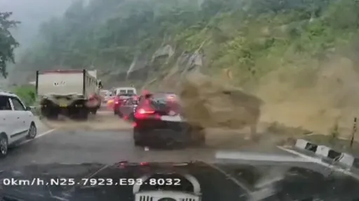 驚悚影片｜巨石衝下山「連滅兩轎車」　釀2死3傷悲劇
