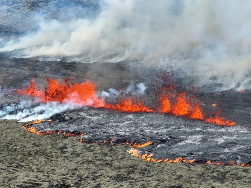 遊客勿近!冰島火山爆發 噴湧岩漿、有毒氣體