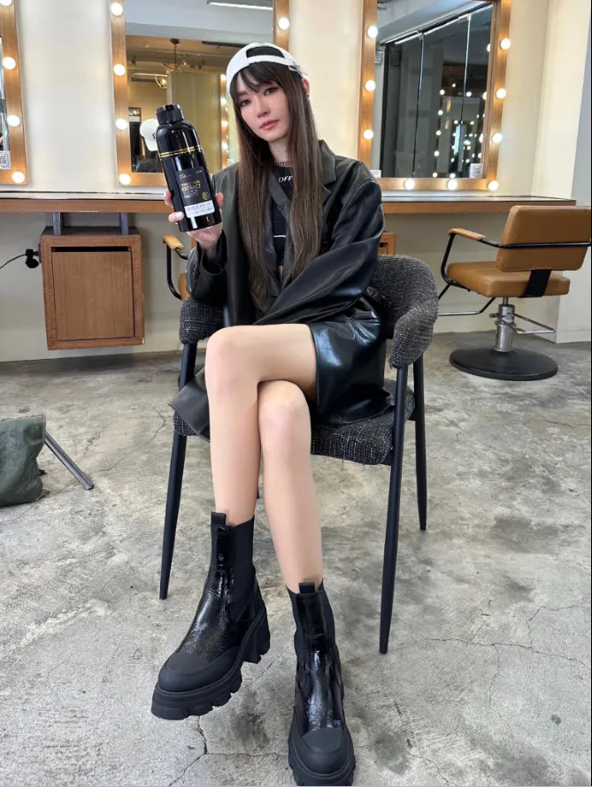 謝金燕日前自爆逆齡關鍵最重要就在於「頭髮」，因為「髮色」影響「氣色」，擁有好髮色才能保持好氣色，而她持色髮寶就是KA`FEN卡氛何首烏染髮膏。