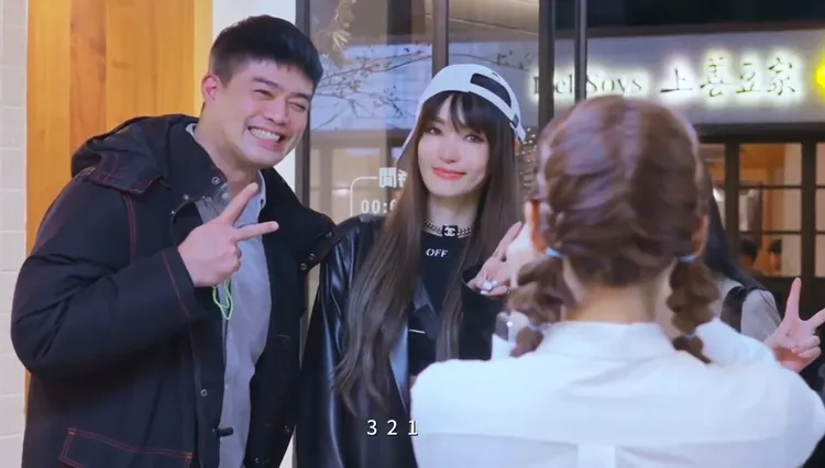 近期她在實境秀節目擔任髮廊的最美總監，美麗動人的她自帶光芒，氣場超強撼動全場，顧客都慕名而來爭睹偶像風采。翻攝《JeannieHsieh謝金燕___bbb》的粉絲頁